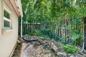 512 Howard St side yard.