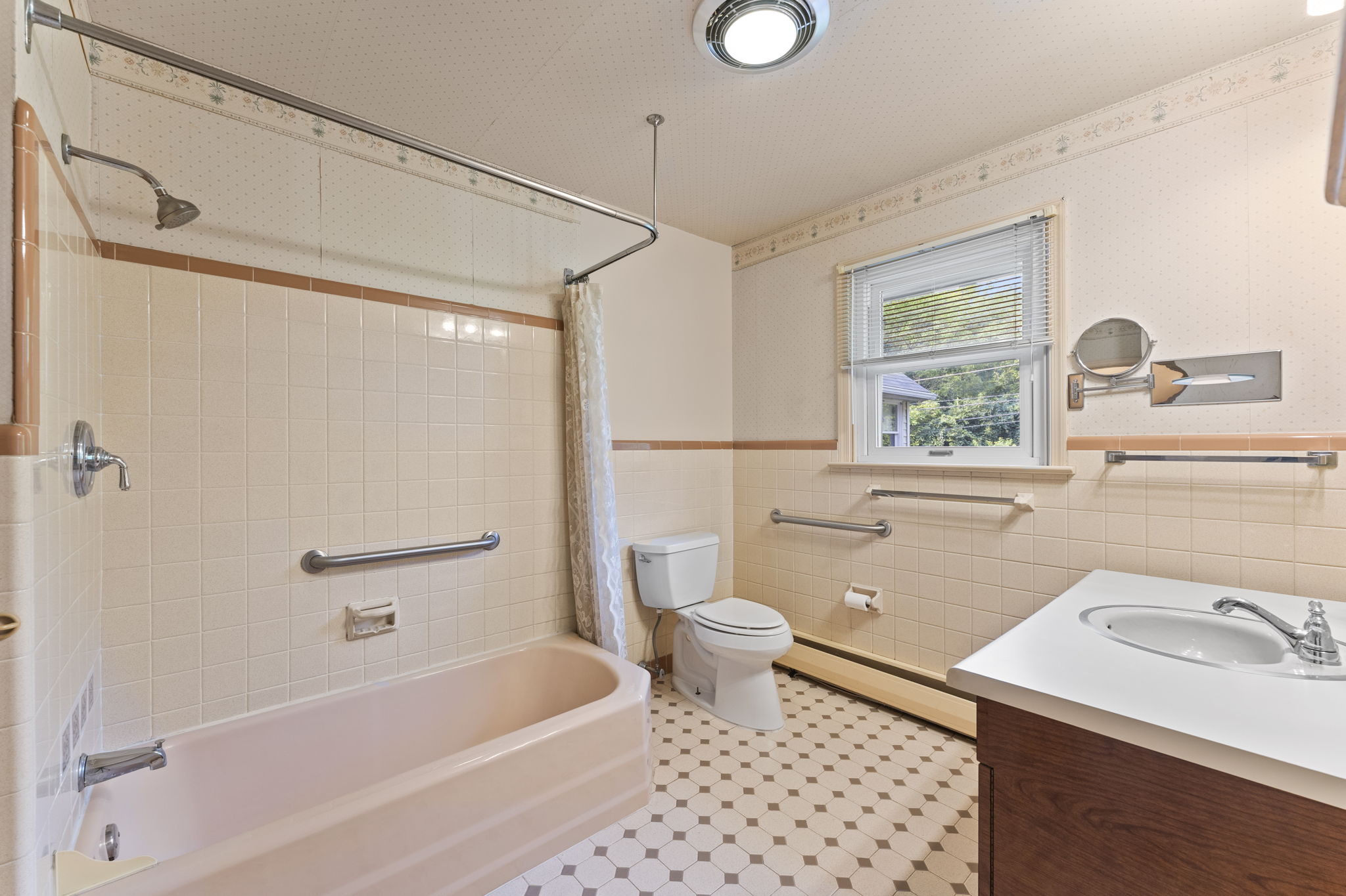 Full Bathroom - Main Floor