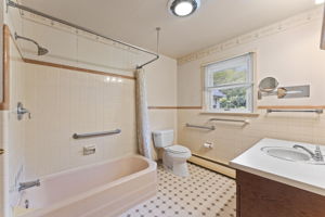 Full Bathroom - Main Floor