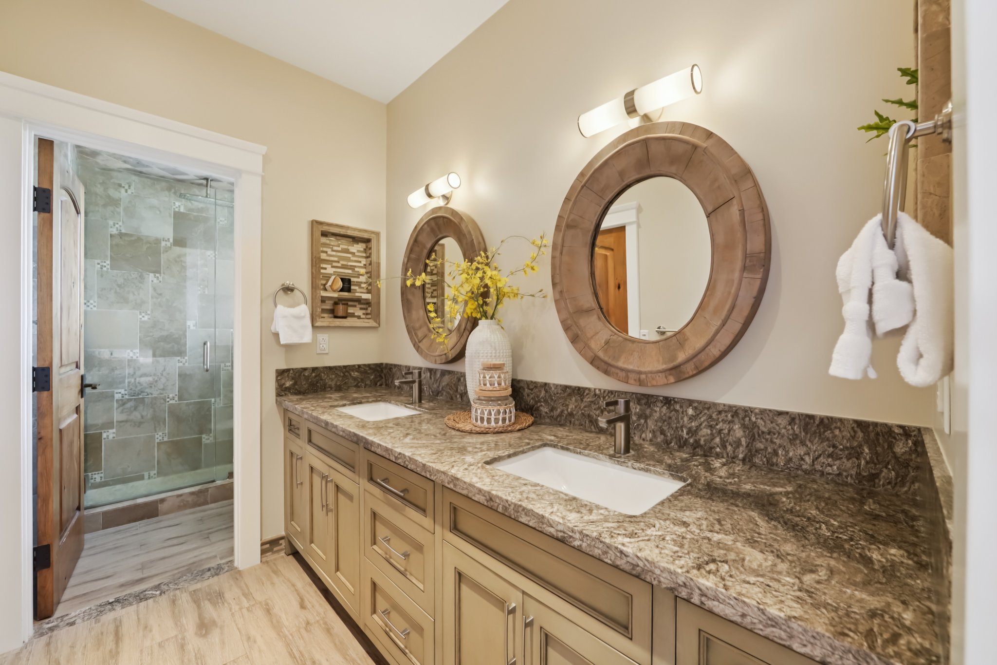 5106 Eastbourne Dr-S2702-069r.jpg