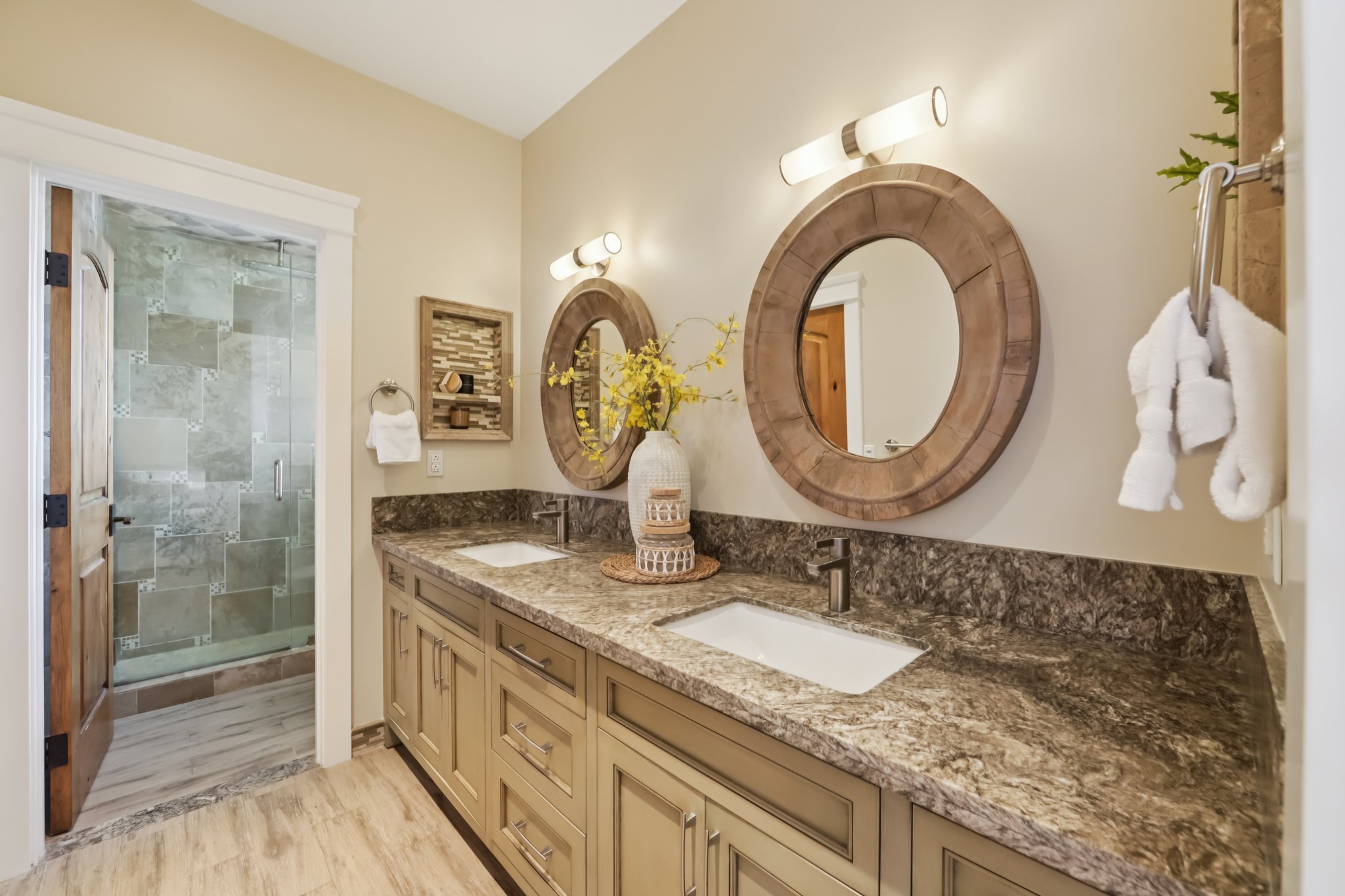 Eastbourne Dr-S2702-069r.jpg