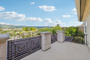 Eastbourne Dr-S2702-073r.jpg