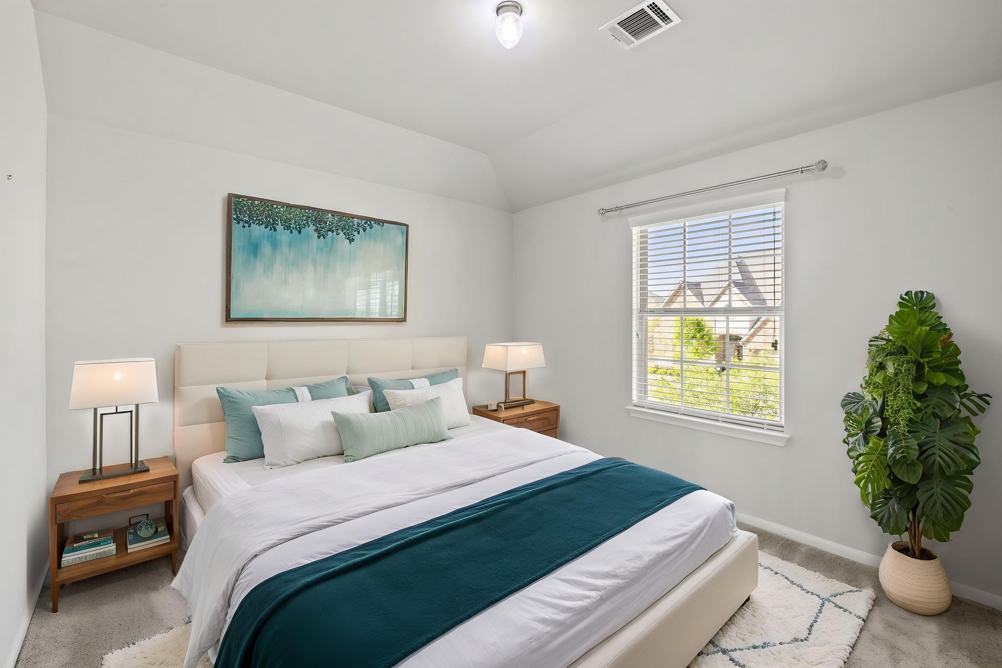 0M6A7411 virtually staged.jpeg