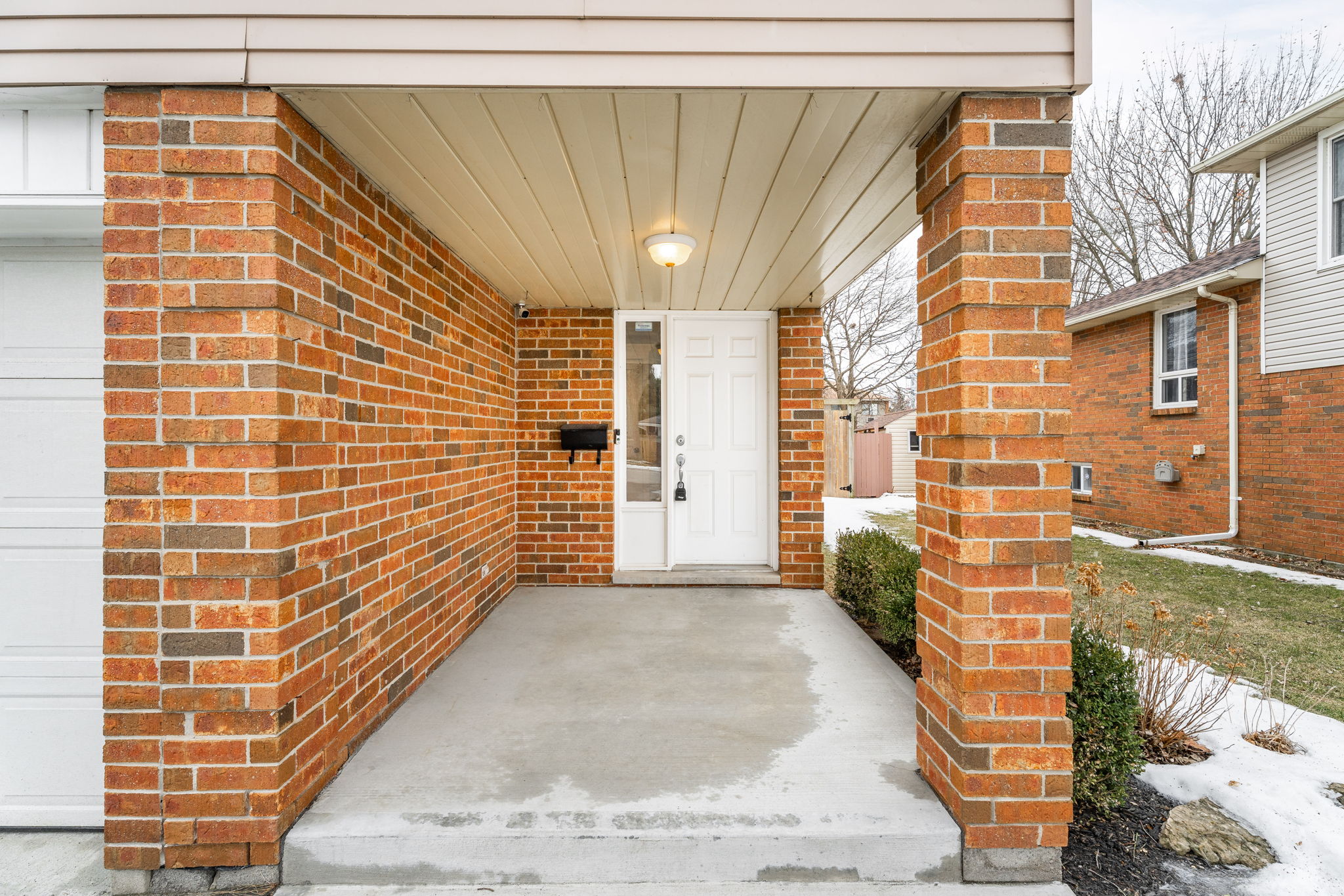 Front Porch/Entrance