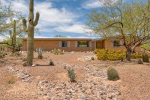 Classic brick ranch in Hidden Valley!