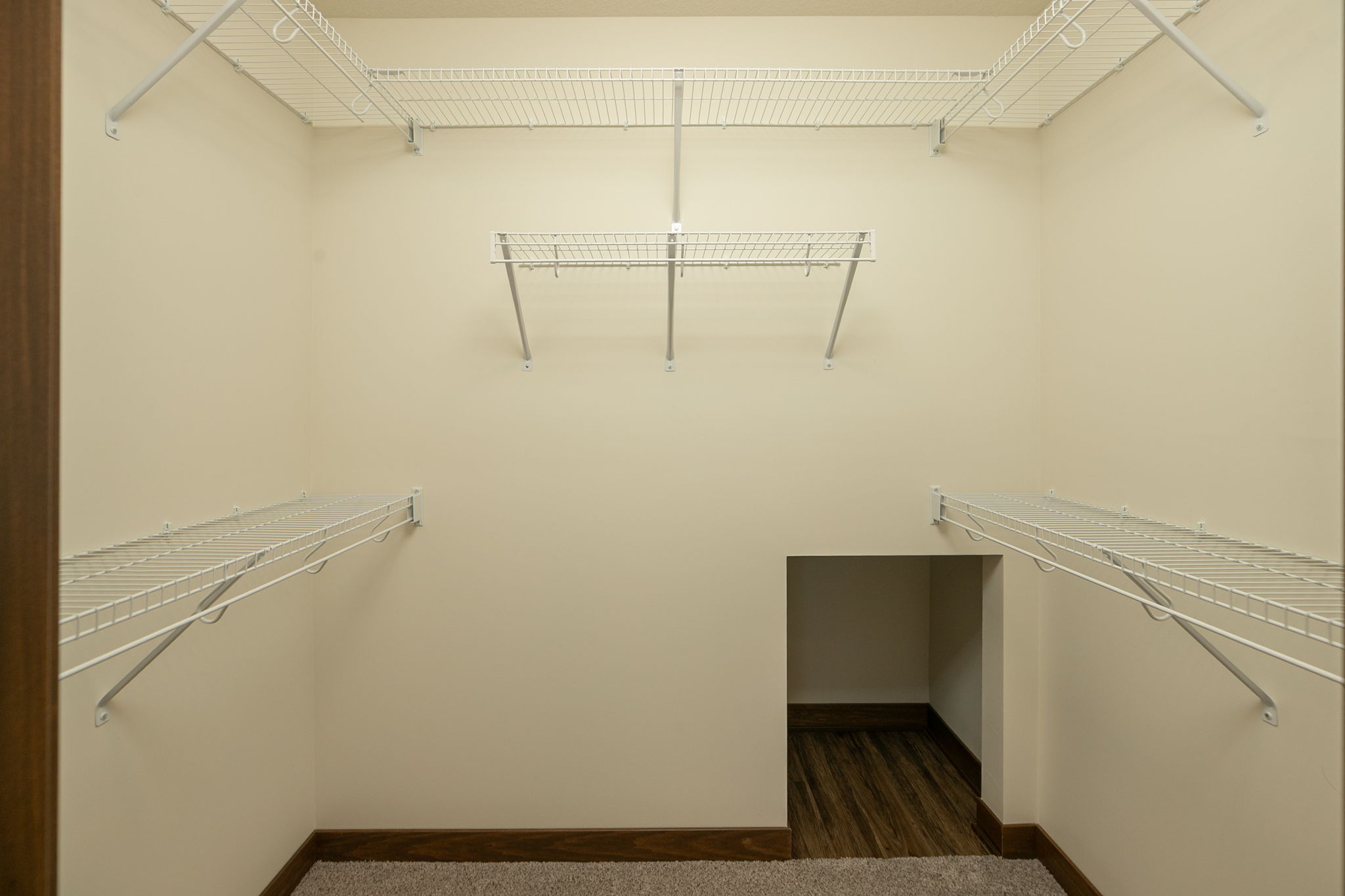 17-Walk in Closet