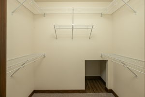 17-Walk in Closet