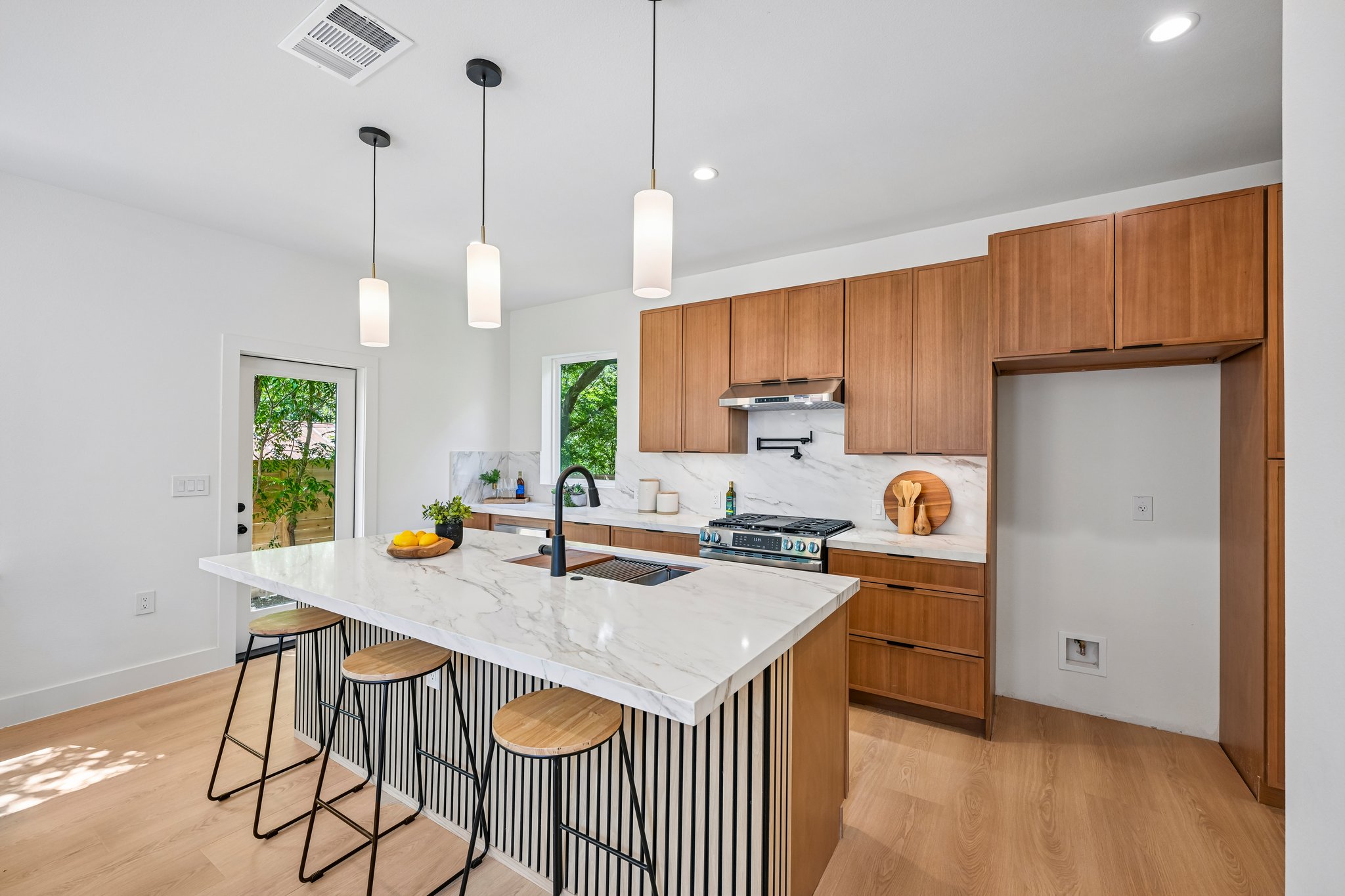 513 W Odell St UNIT B-S2406-012.jpg