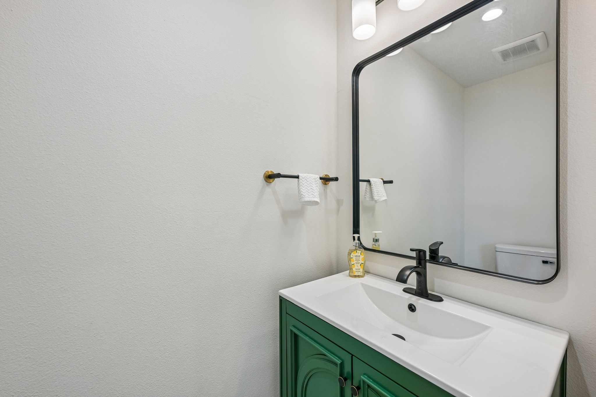 513 W Odell St UNIT B-S2406-017.jpg