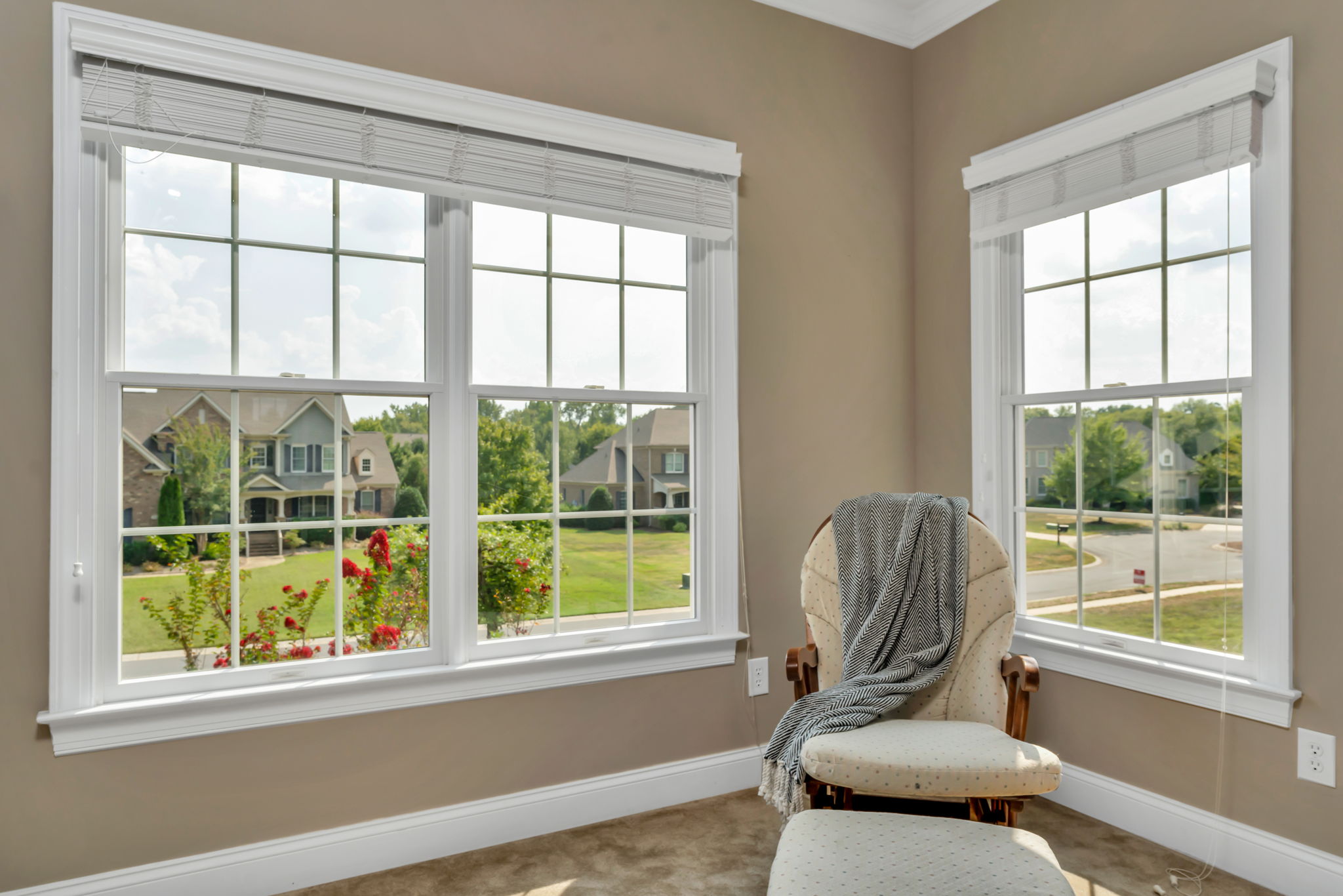 Great natural light in master sitting area and perfect view of the cul-de-sac.