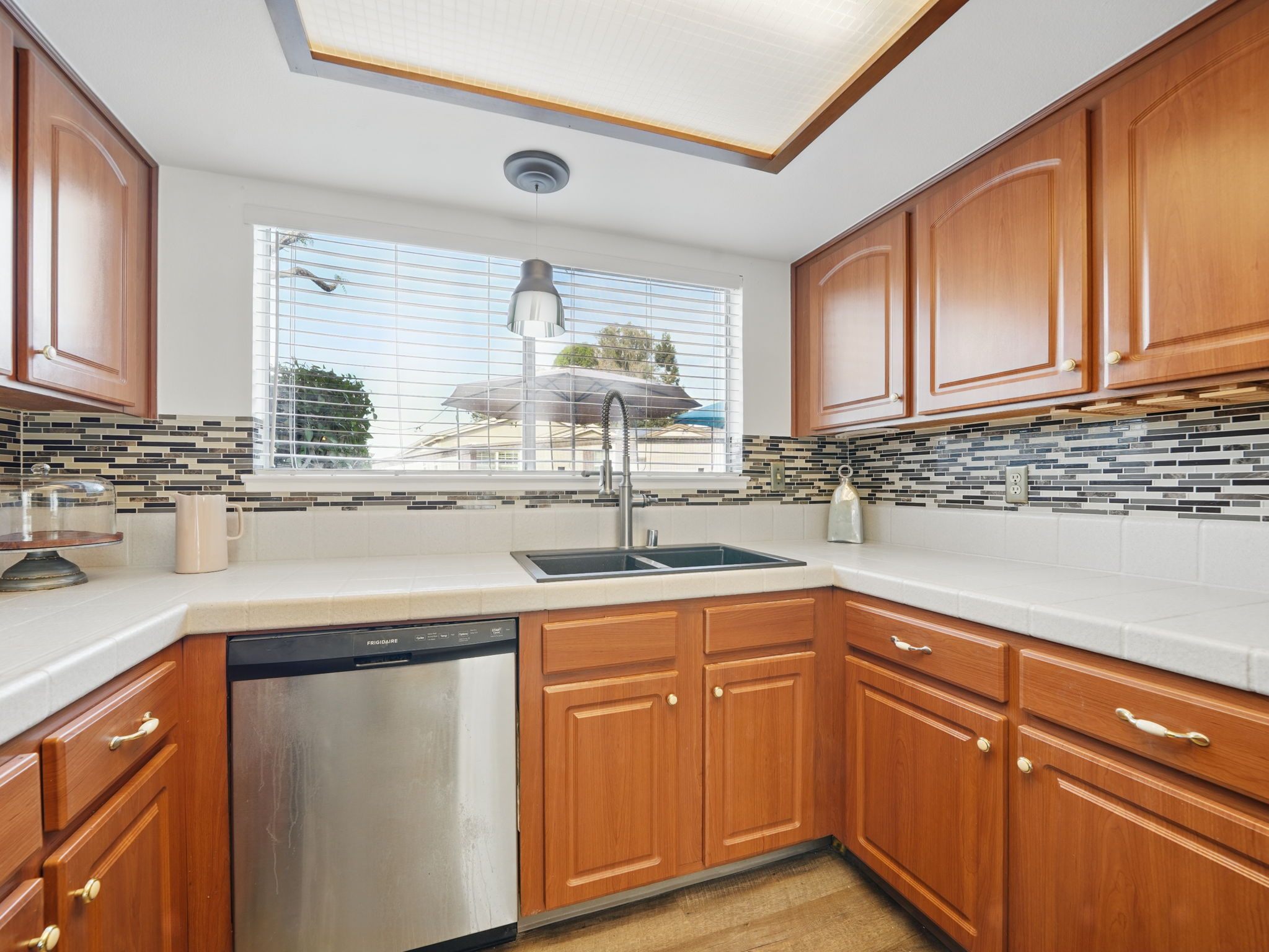 Kitchen w/newer Samsung Stainless Appliances