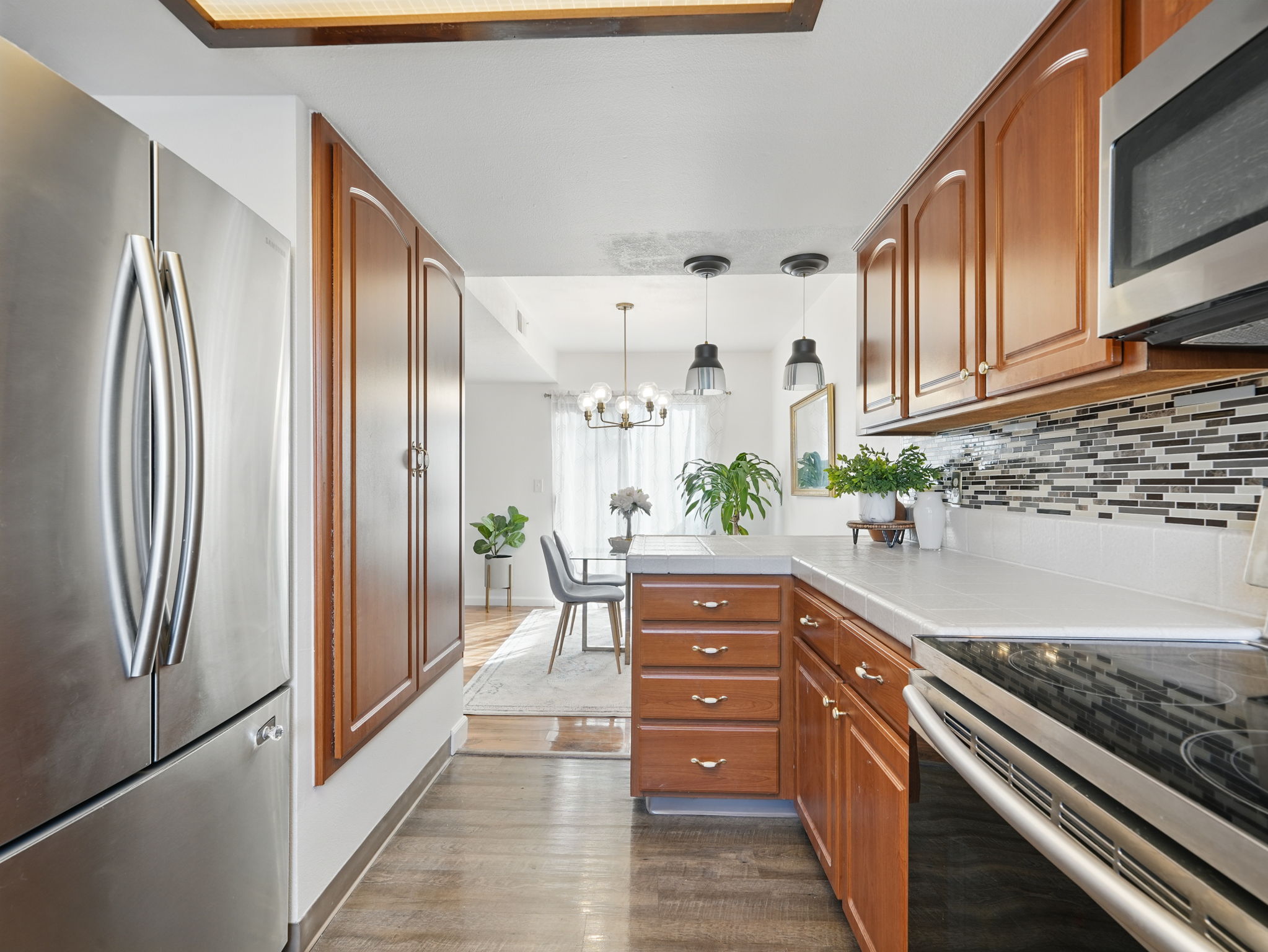 Kitchen w/newer Samsung Stainless Appliances