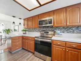 Kitchen w/newer Samsung Stainless Appliances