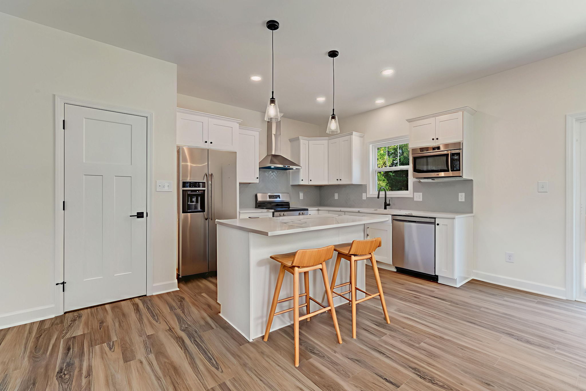 Kitchen/Breakfast Bar Virtual Staging