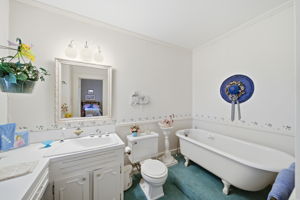 Upstairs Full Bathroom