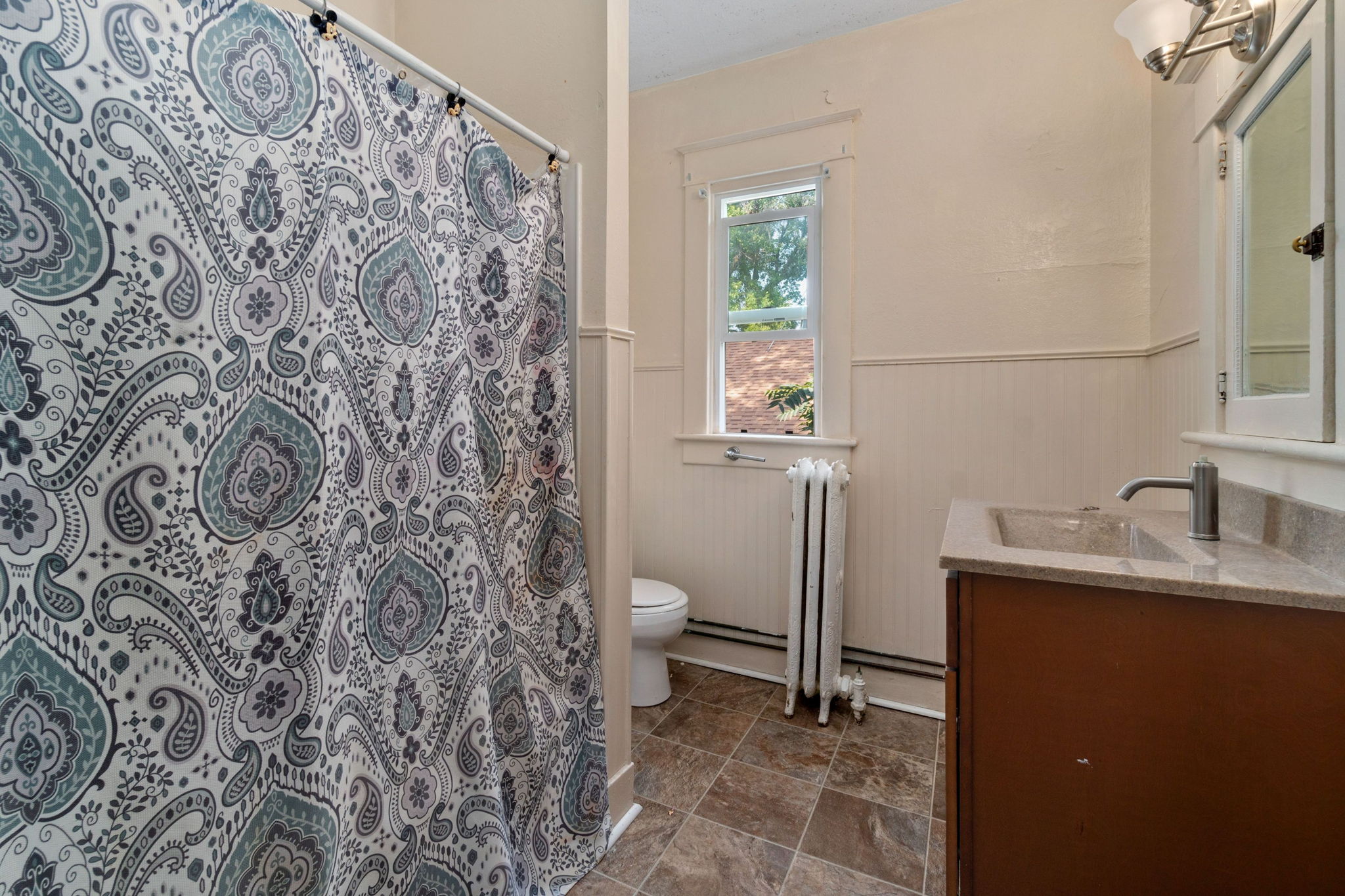 Upstairs Full Bathroom