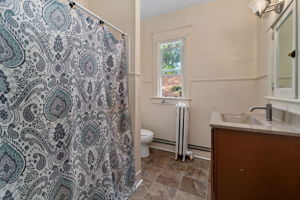 Upstairs Full Bathroom