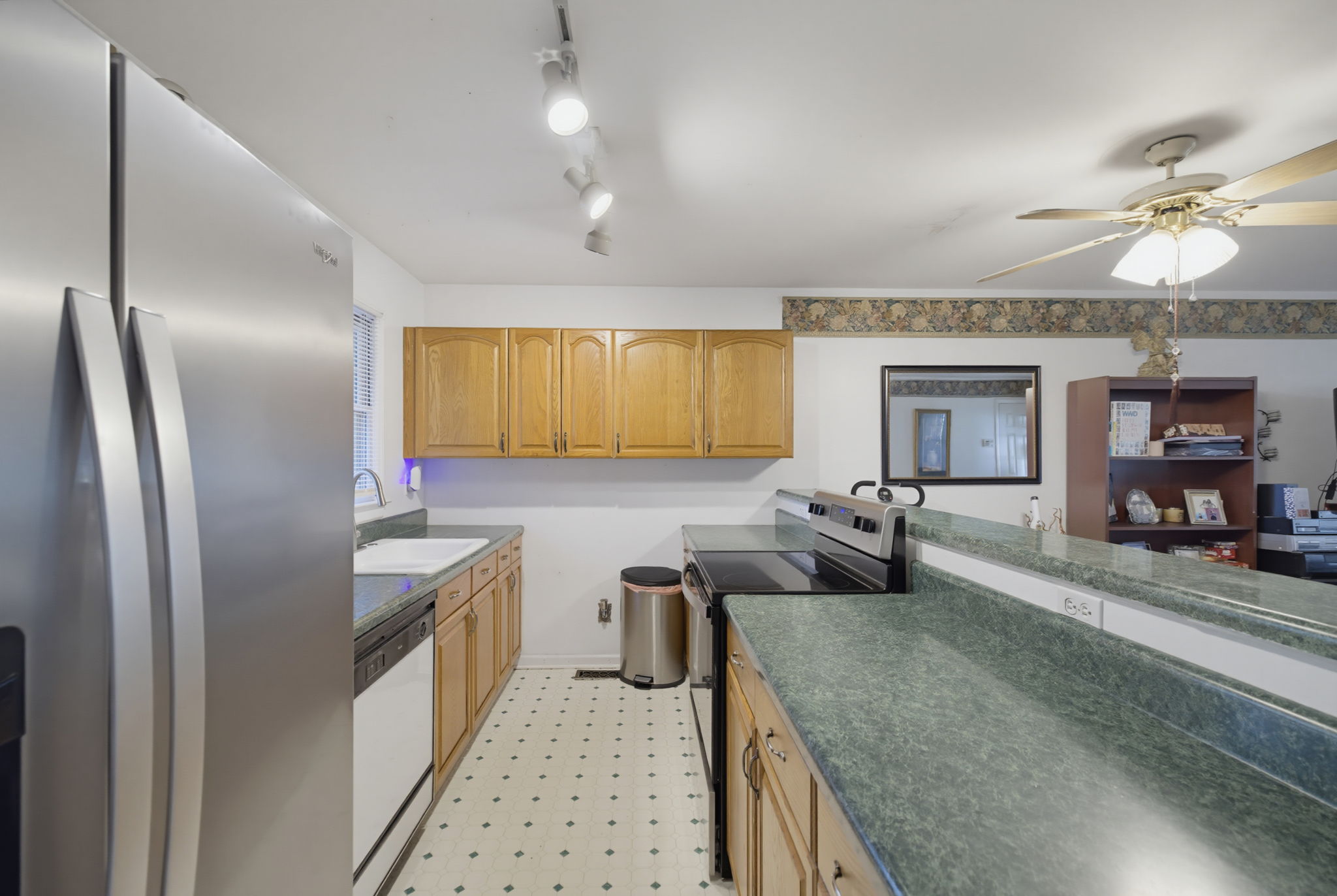 515 W Decatur St-12