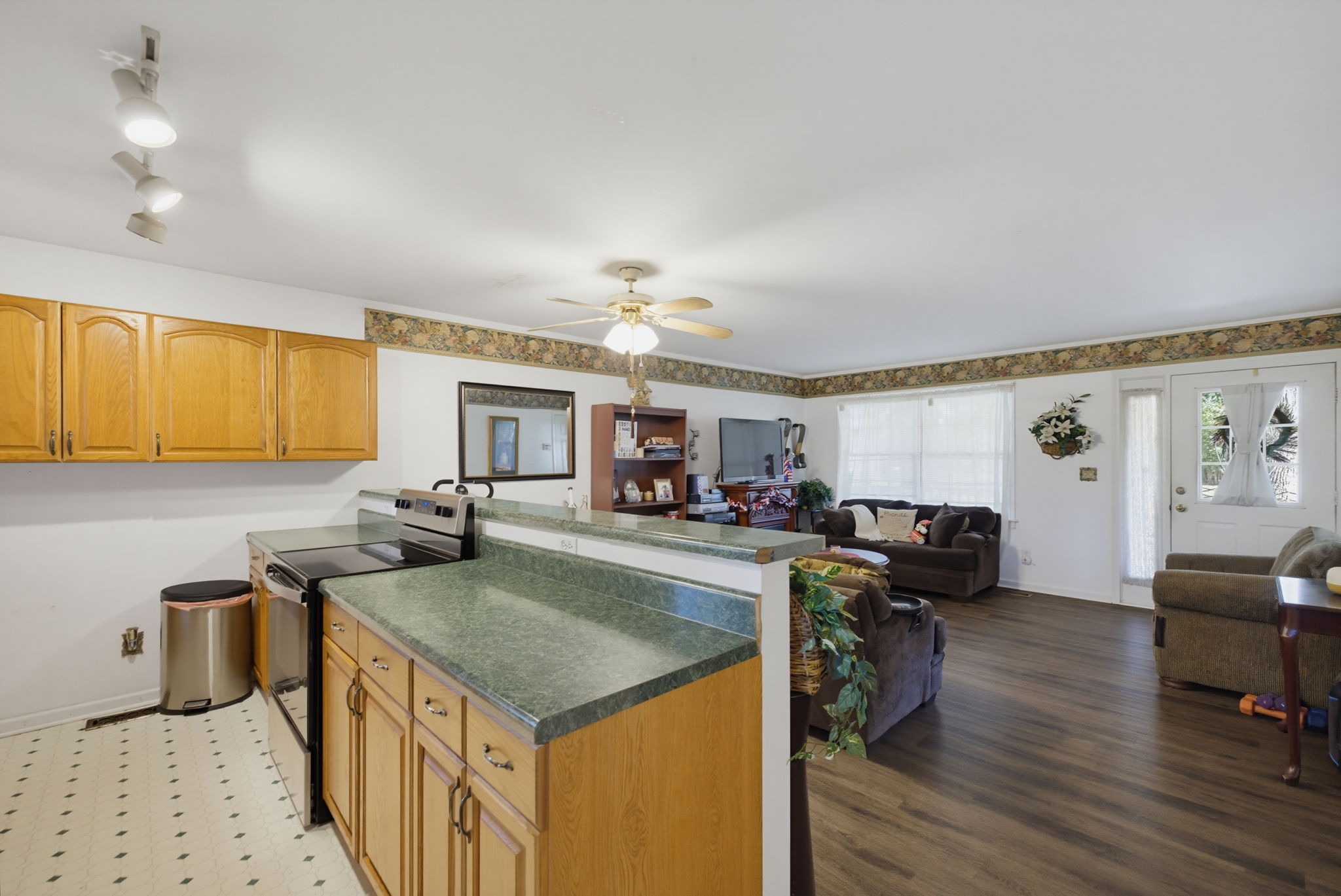 515 W Decatur St-13