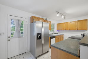 515 W Decatur St-11