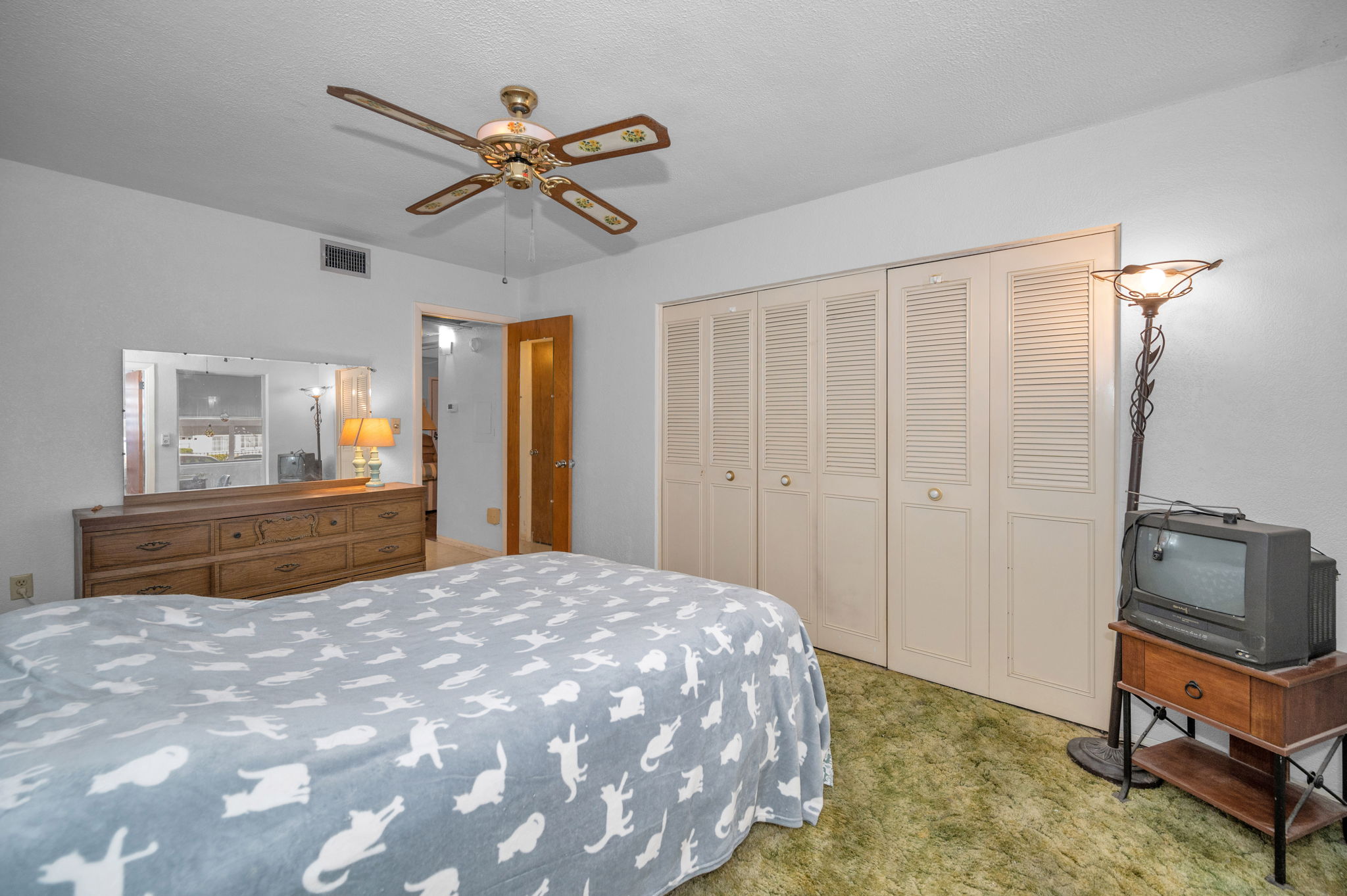 Primary Bedroom1c