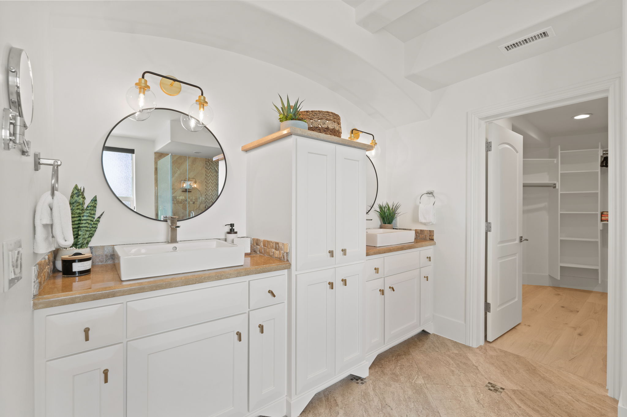 LOWER UNIT PRIMARY BATHROOM