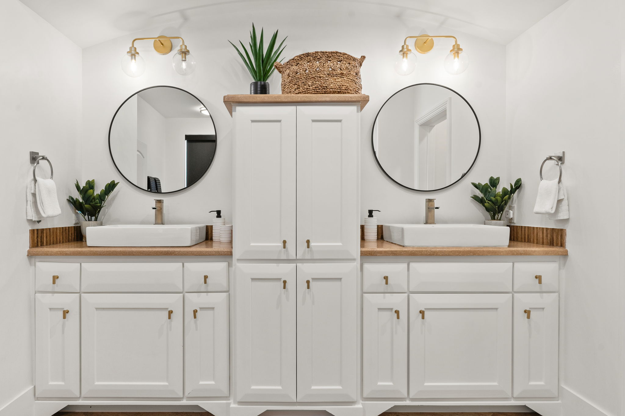 LOWER UNIT PRIMARY BATHROOM