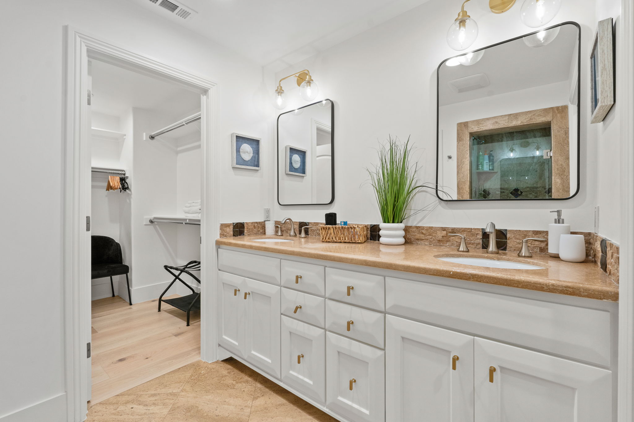 LOWER BUNK BED BATHROOM