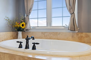 Large master jetted tub