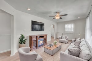 DSC_7047 virtually staged.jpeg