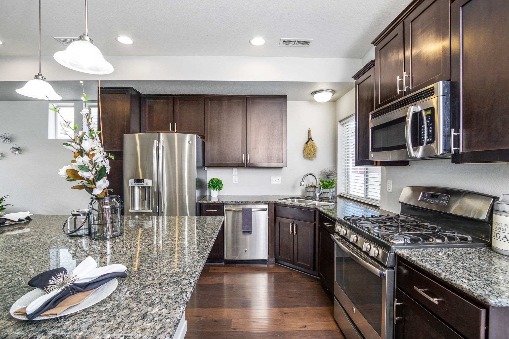 Granite counter tops and ample cabinet space