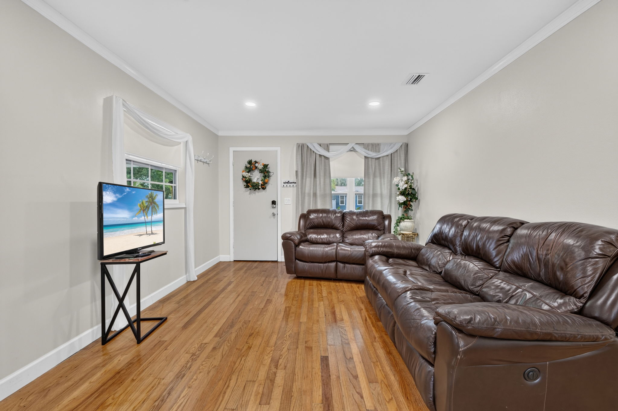 Living Room 4 of 4