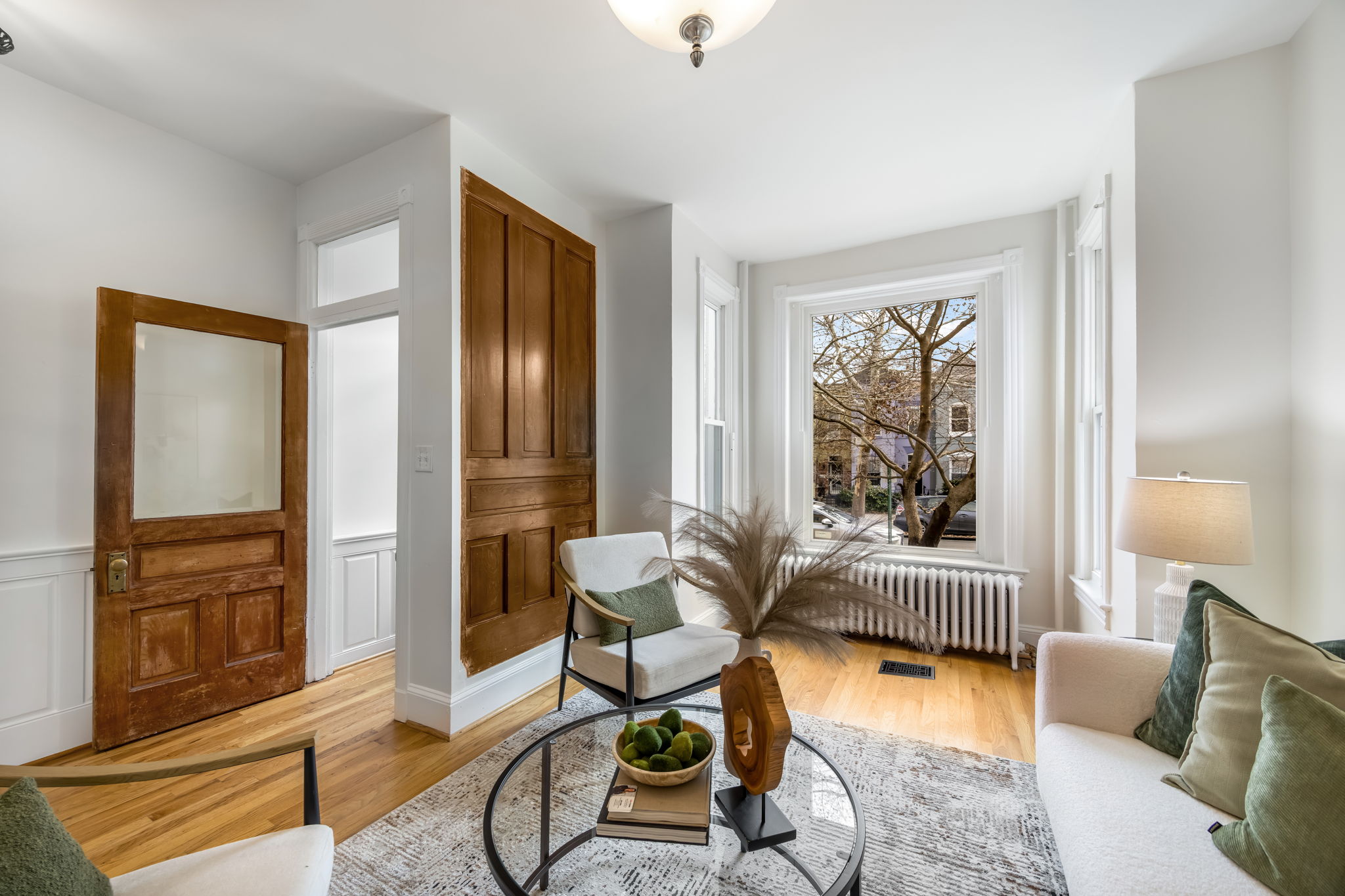 Open main level w high ceilings & gas fireplace