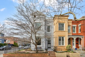 Capitol Hill - Updated 3BR/2BA DC corner rowhouse