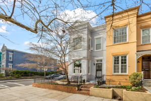 Capitol Hill - Updated 3BR/2BA DC corner rowhouse