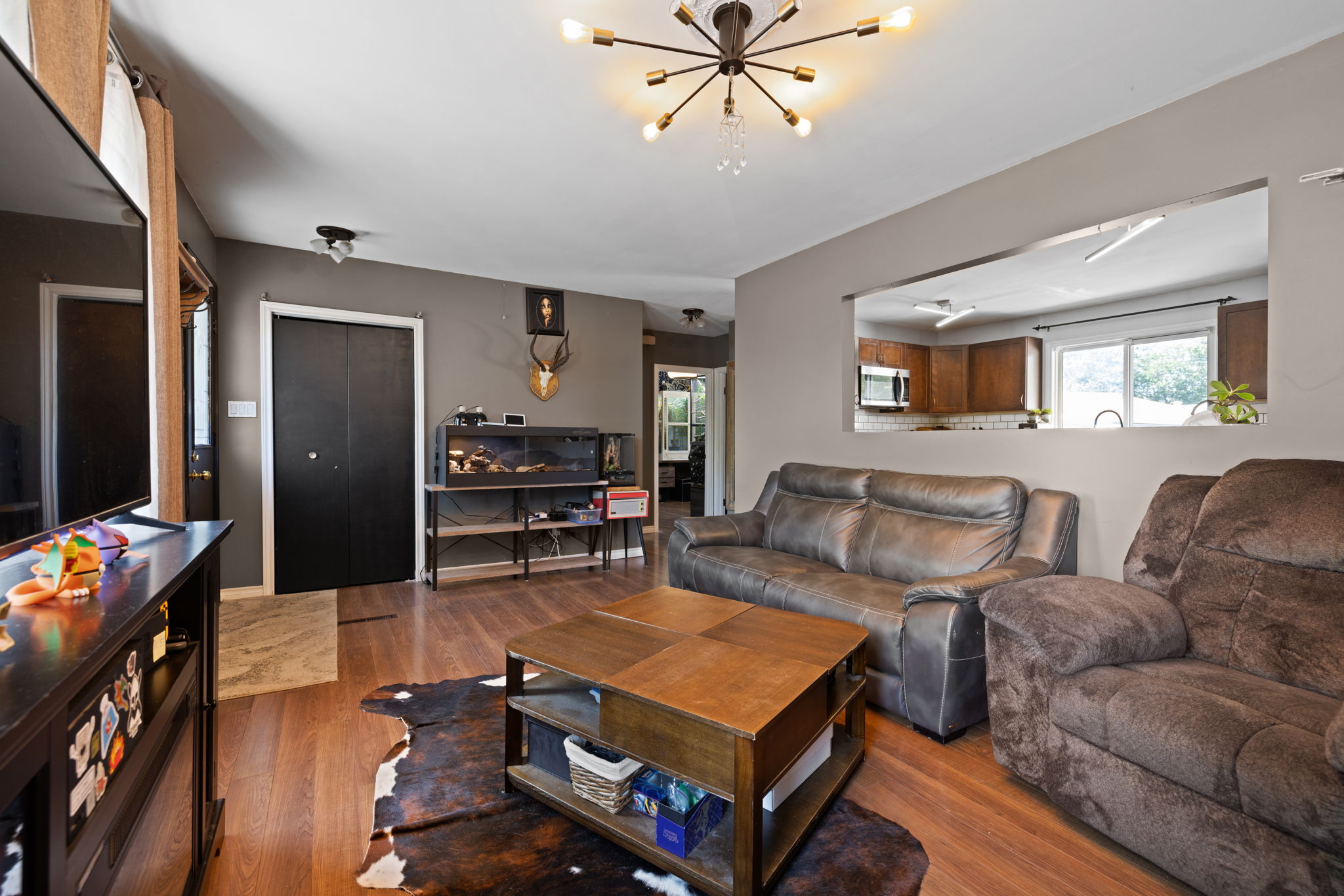 06. 520 Montague St. - Living Room