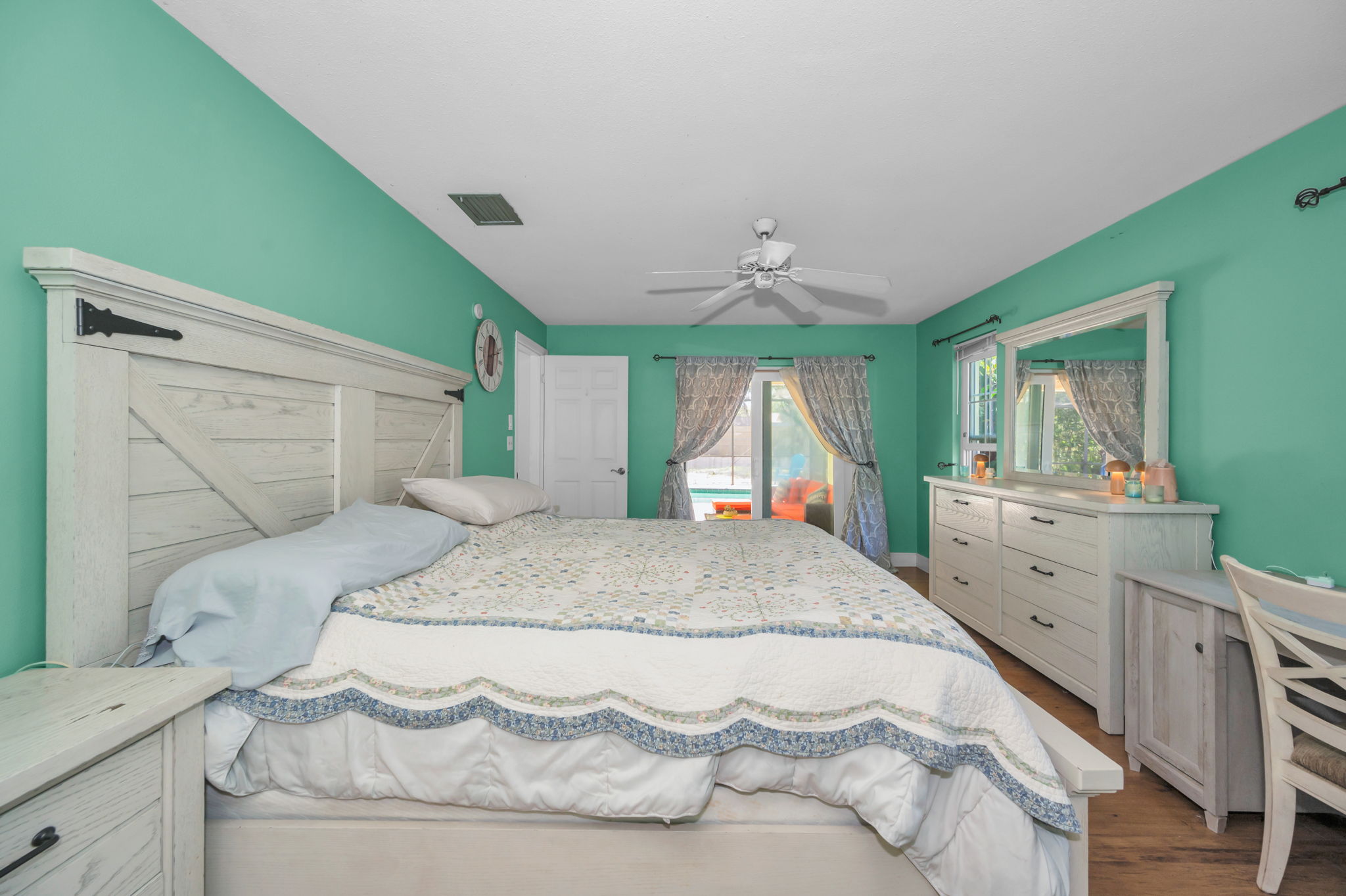 Primary Bedroom1b
