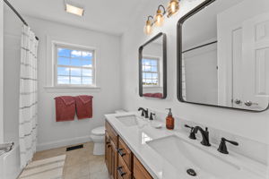 Upstairs Full Hall Bathroom