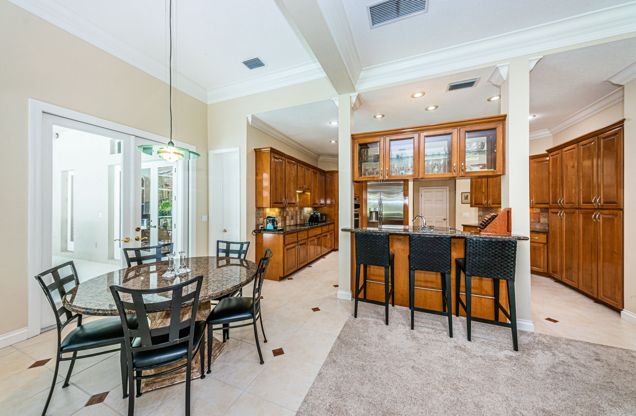 Kitchen Eat-in Area3