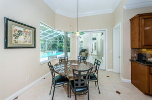 Kitchen Eat-in Area2