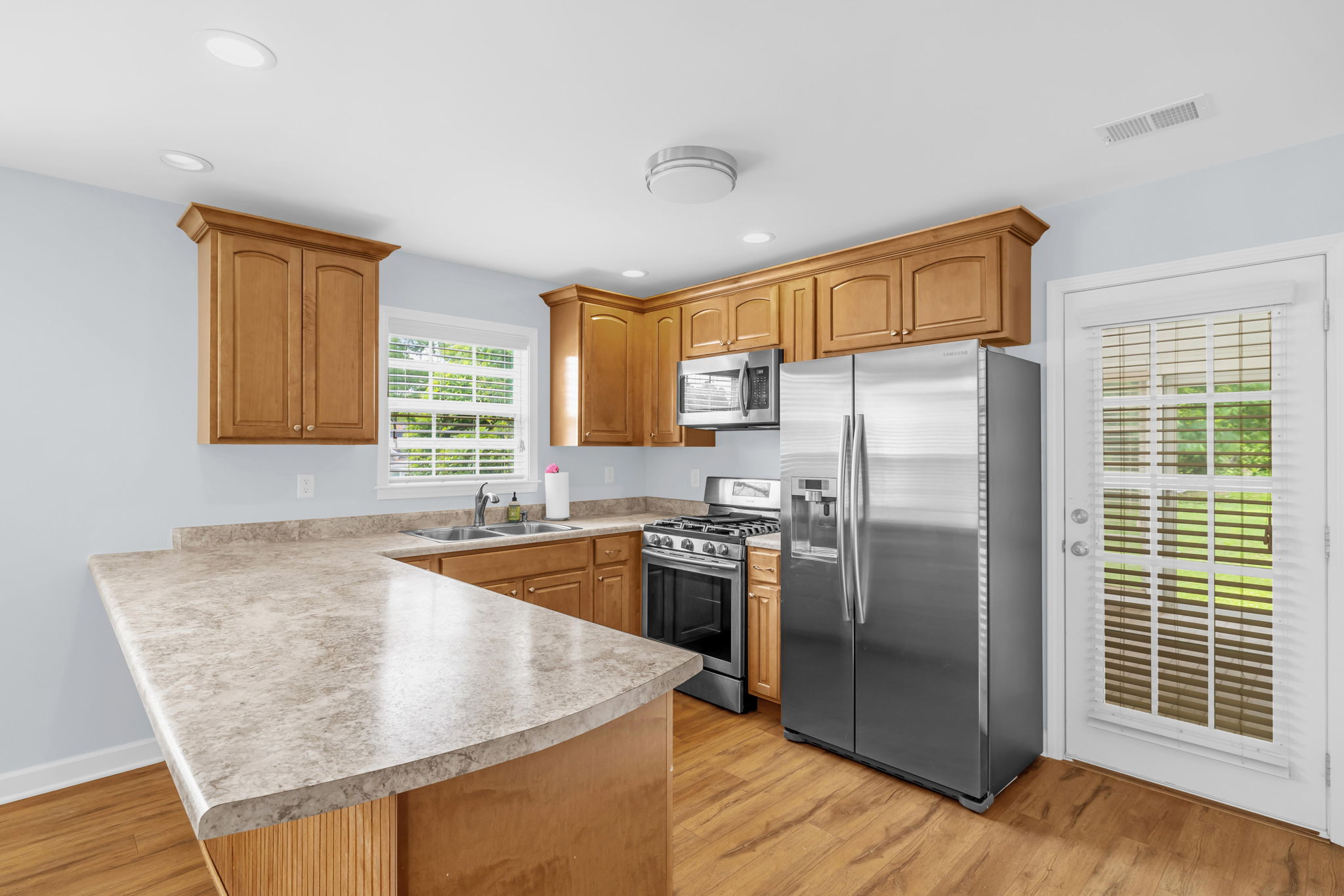 522 Glovenia St-12