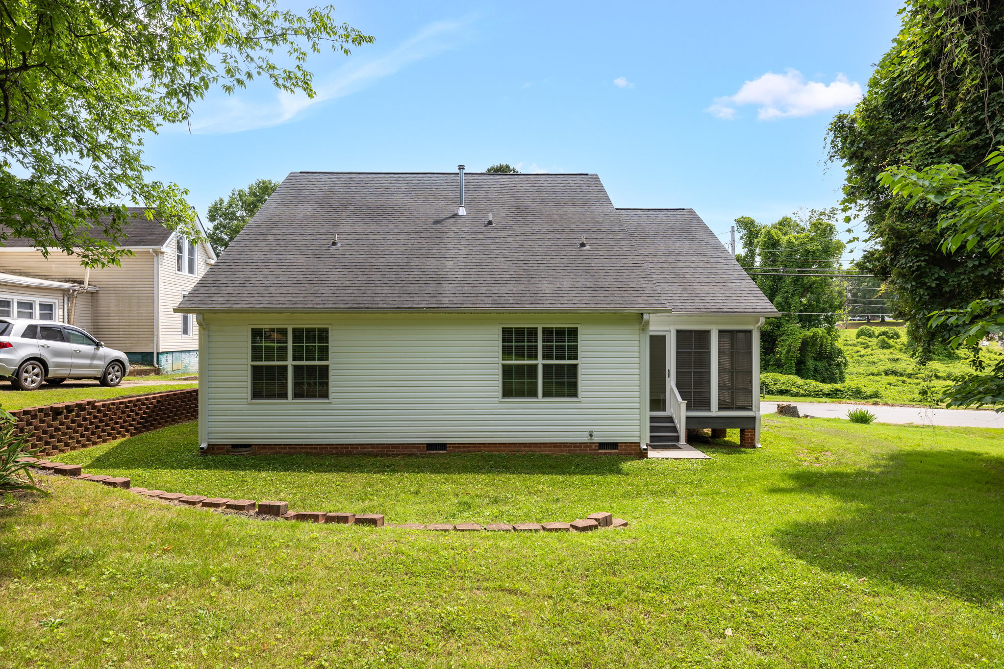 522 Glovenia St-29