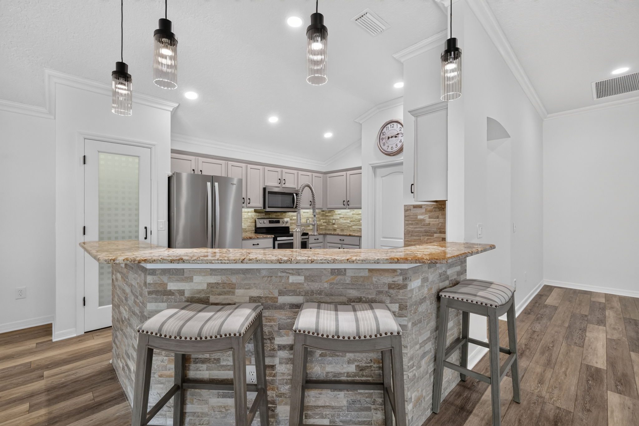 Kitchen Eat-In Breakfast Bar