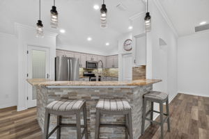 Kitchen Eat-In Breakfast Bar