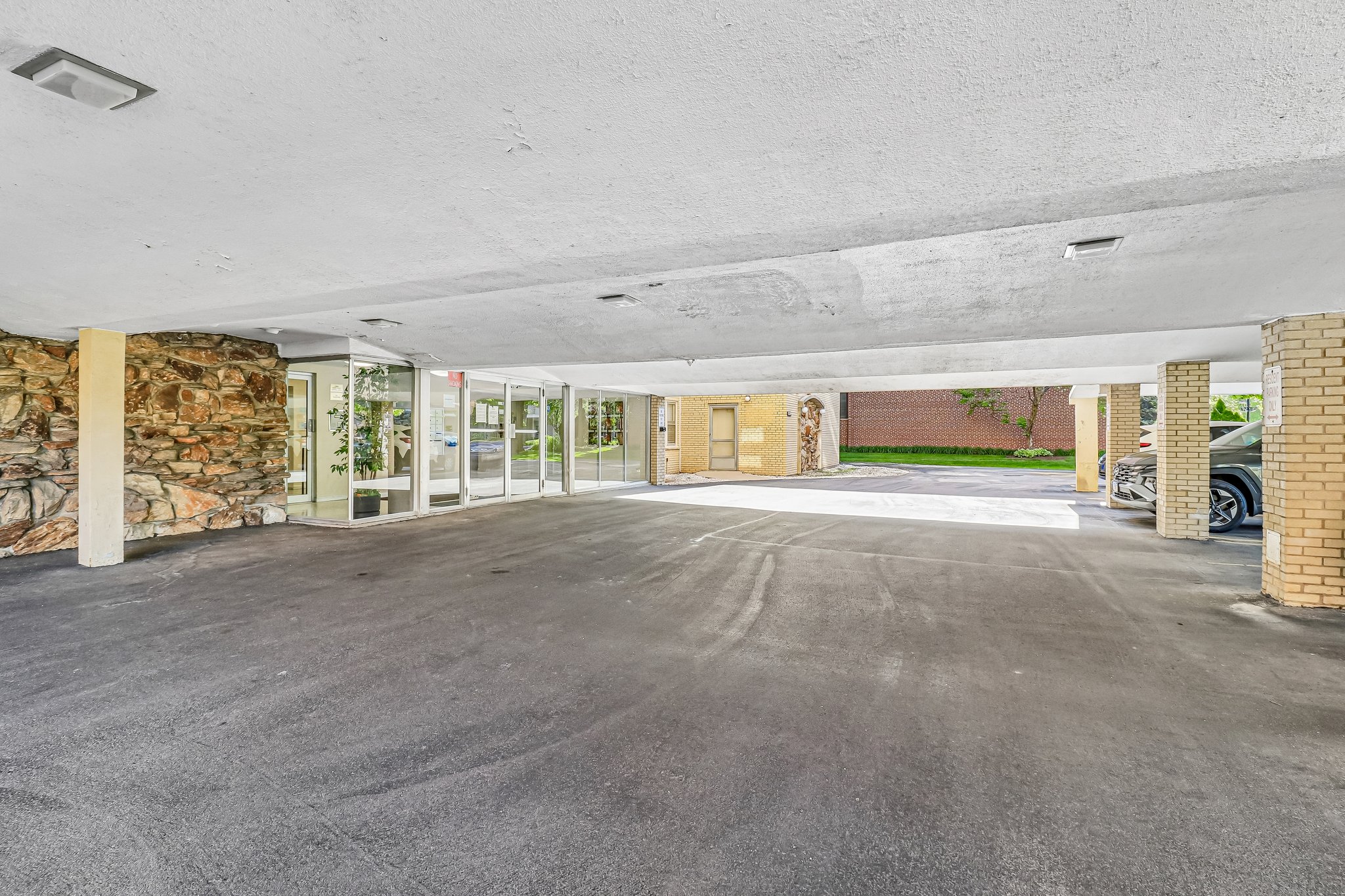 Oakton St 410-S0505-004.jpg