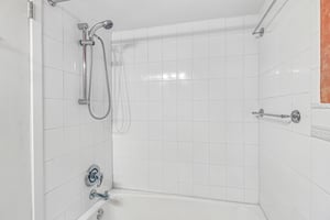 Oakton St 410-S0505-027.jpg