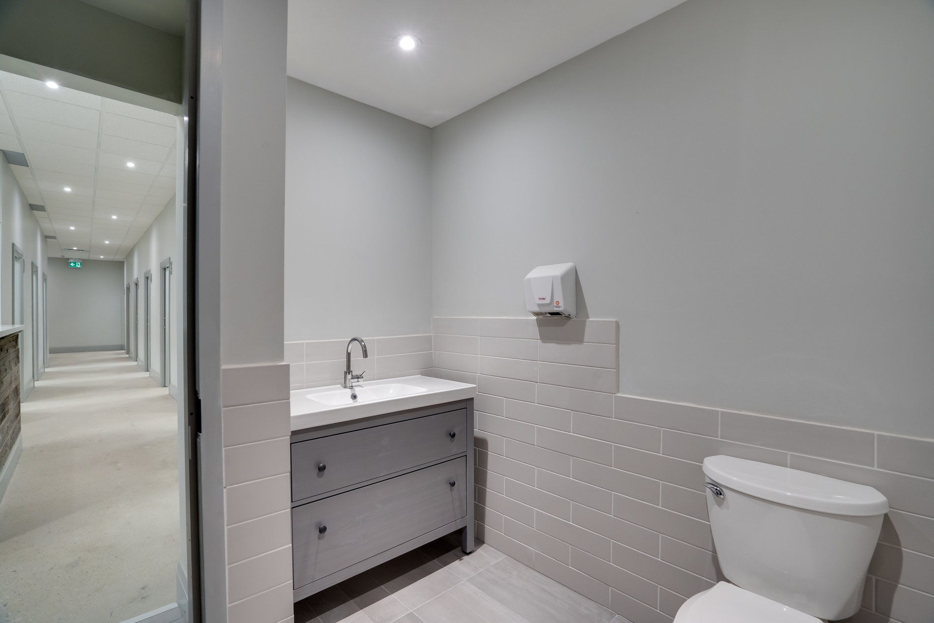 523 The Queensway Toronto, ON M8Y 1J6