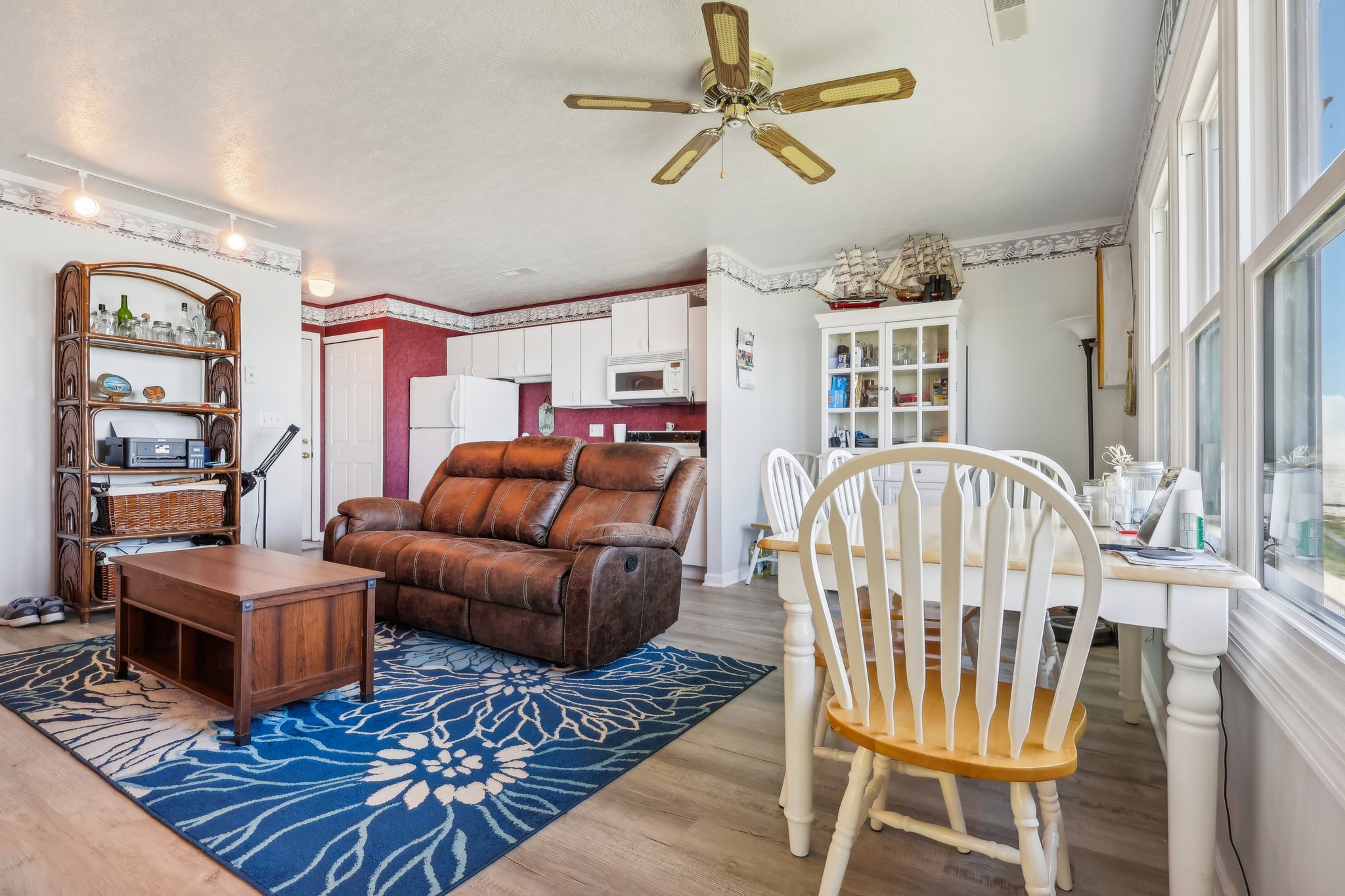 Lake Rd W apt 1024-002.jpg