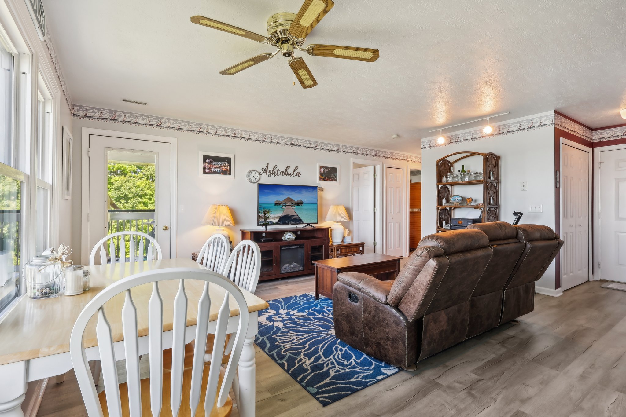 Lake Rd W apt 1024-003.jpg