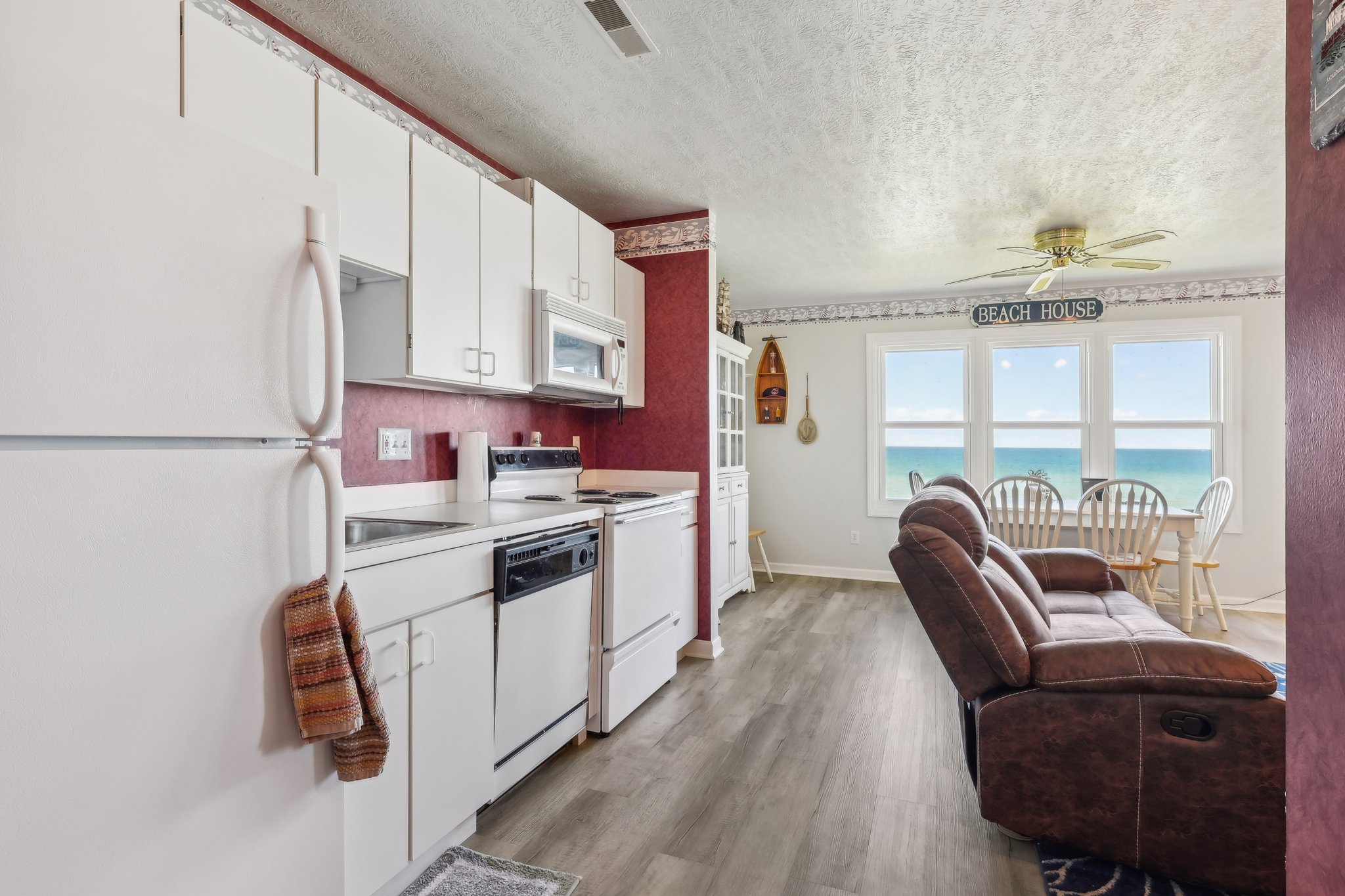 Lake Rd W apt 1024-004.jpg